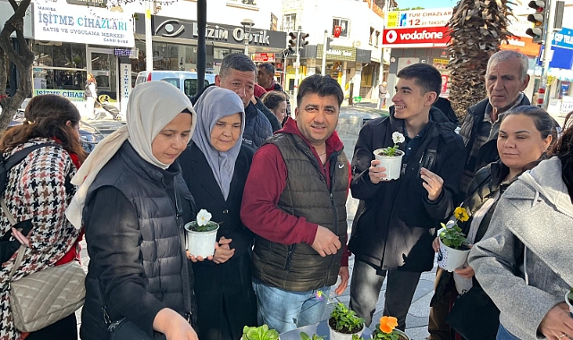 CHP Akhisar Gençlik Kolları’ndan Kadınlara 8 Mart Çiçeği
