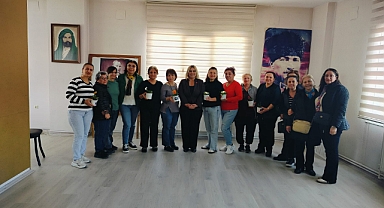 CHP Akhisar kadın kolları başkanı  Yıldız Polat ve yönetim kurulu üyeleri, 8 Mart dünya emekçi  kadınlar günü vesilesiyle anlamlı ziyaretler yaptı.