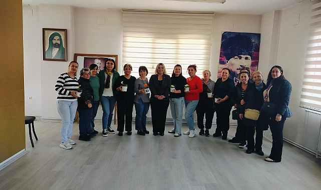 CHP Akhisar kadın kolları başkanı  Yıldız Polat ve yönetim kurulu üyeleri, 8 Mart dünya emekçi  kadınlar günü vesilesiyle anlamlı ziyaretler yaptı.