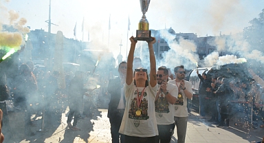 ŞAMPİYON VOLEYBOLCULARA COŞKULU KARŞILAMA