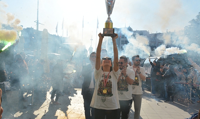 ŞAMPİYON VOLEYBOLCULARA COŞKULU KARŞILAMA