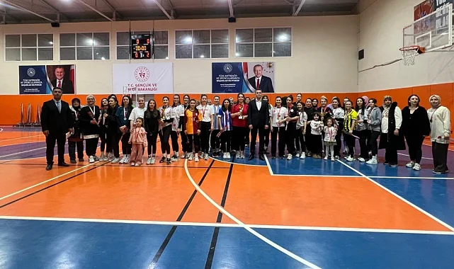 Selendi'de 8 Mart'a Özel "Evinin Sultanları" Voleybol Turnuvası Düzenlendi