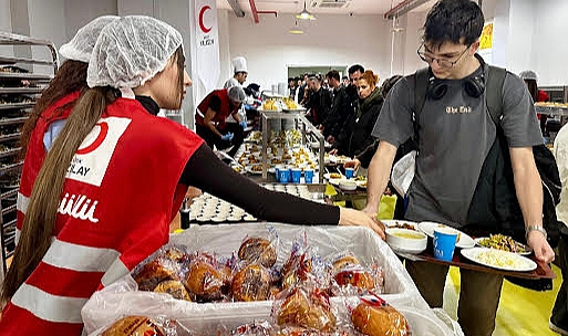 Türk Kızılay Manisa’dan Üniversite Öğrencilerine Ücretsiz İftar Sofrası