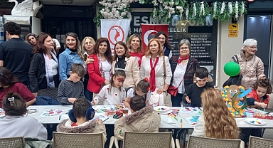 29 EKİM KADINLARI, 23 NİSAN COŞKUSUNU ÇOCUKLARA RESİMLERLE YAŞATTI
