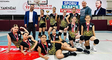 Akhisar’da Küçük Kızlar Voleybol Turnuvası Büyük Heyecana Sahne Oldu