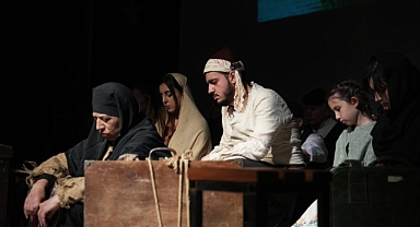 Geçmişin İzleri Sahneye Taşındı: Akhisar'da Anlamlı Tiyatro Gecesi