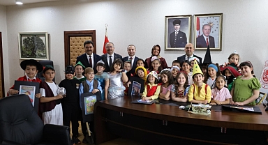 Misak-ı Milli İlkokulu 3-E sınıfı öğrencileri, Kütüphaneler Haftası kapsamında anlamlı ve renkli bir etkinliğe imza attı.