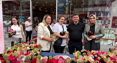 Bölgenin tek AVM’ si olan Novada OUETLET anneler Günü’nde 3000 adet çiçek dağıttı.