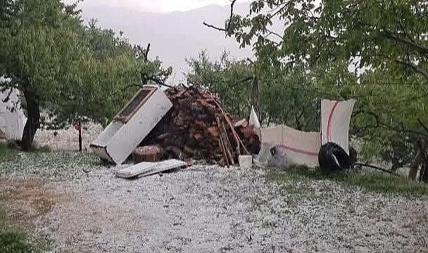 Etkili olan hava muhalefeti çiftçileri mağdur etti. Kiraz ve kayısı başta olmak üzere tarım alanlarında zarara yol açtı.
