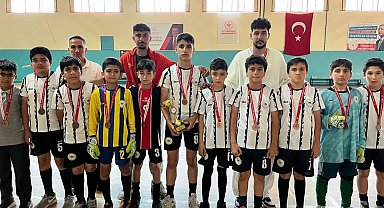 Manisa'da Dr. Ömer Faruk Meriç Ortaokulu Futsal takımı Manisa 4.sü oldu. 