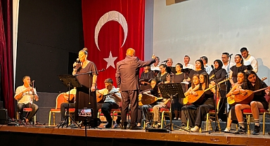  Akhisar'da Türkü Dolu Gece: 7'den 70'e Türk Halk Müziği Korosu Konseri Büyük Beğeni Topladı