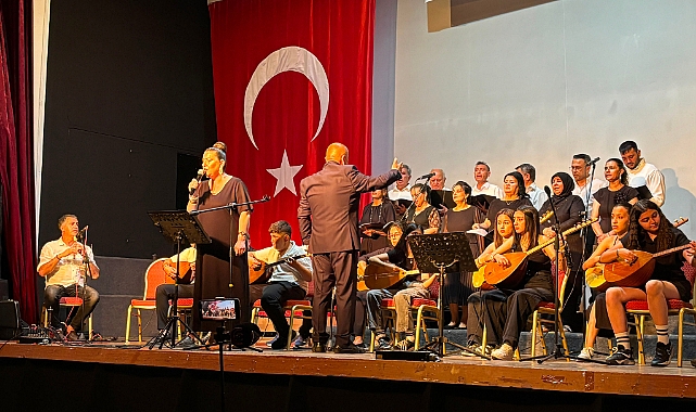 Akhisar'da Türkü Dolu Gece: 7'den 70'e Türk Halk Müziği Korosu Konseri Büyük Beğeni Topladı