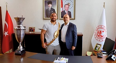 Başpehlivan Feyzullah Aktürk’ten Kaymakam Can’a Ziyaret