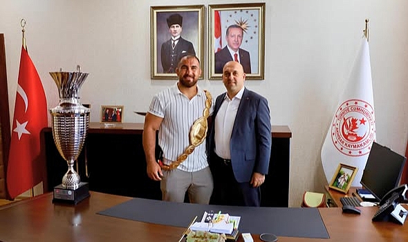 Başpehlivan Feyzullah Aktürk’ten Kaymakam Can’a Zi
