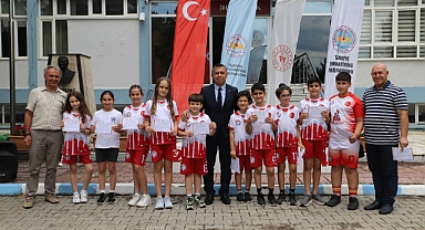 Namık Oğul İ.O.Minikler Oryantiring'te İl kürsüsünde*